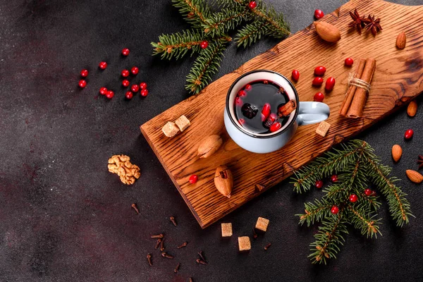 Heißer Glühwein Für Winter Und Weihnachten Mit Verschiedenen Gewürzen Vorbereitung — Stockfoto