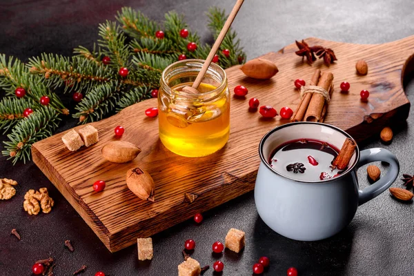 Heißer Glühwein Für Winter Und Weihnachten Mit Verschiedenen Gewürzen Vorbereitung — Stockfoto
