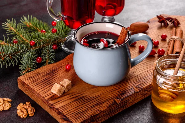 Heißer Glühwein Für Winter Und Weihnachten Mit Verschiedenen Gewürzen Vorbereitung — Stockfoto