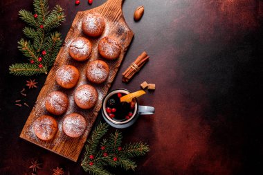 Noel masasında nefis taze kakaolu kekler. Tatil için hazırlanıyor.
