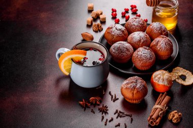 Noel masasında nefis taze kakaolu kekler. Tatil için hazırlanıyor.