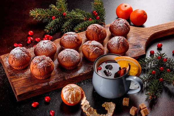 Noel Masasında Nefis Taze Kakaolu Kekler Tatil Için Hazırlanıyor — Stok fotoğraf