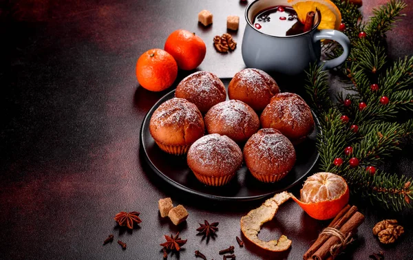 Noel Masasında Nefis Taze Kakaolu Kekler Tatil Için Hazırlanıyor — Stok fotoğraf