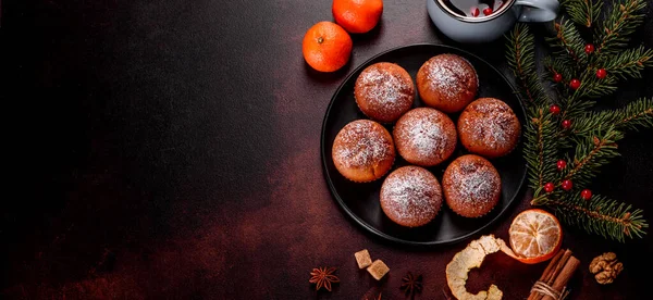 Schöne Leckere Frische Kakao Muffins Auf Dem Weihnachtstisch Vorbereitung Auf — Stockfoto