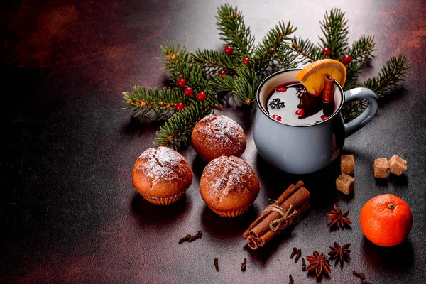 Schöne Leckere Frische Kakao Muffins Auf Dem Weihnachtstisch Vorbereitung Auf — Stockfoto