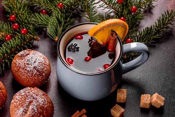 Schöne Leckere Frische Kakao Muffins Auf Dem Weihnachtstisch Vorbereitung Auf — Stockfoto