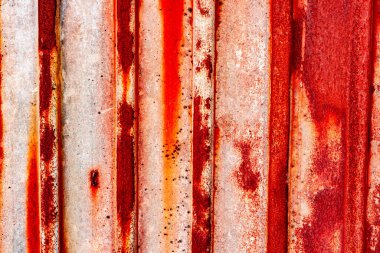 Çatlakları ve çizikleri olan metal bir duvarın dokusu arka plan olarak kullanılabilir.