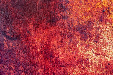 Çatlakları ve çizikleri olan metal bir duvarın dokusu arka plan olarak kullanılabilir.