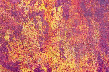 Çatlakları ve çizikleri olan metal bir duvarın dokusu arka plan olarak kullanılabilir.