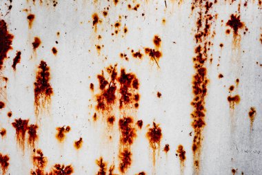 Çatlakları ve çizikleri olan metal bir duvarın dokusu arka plan olarak kullanılabilir.