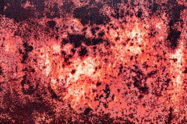 Çatlakları ve çizikleri olan metal bir duvarın dokusu arka plan olarak kullanılabilir.