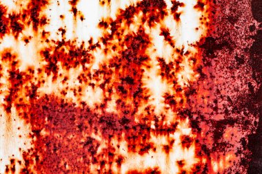 Çatlakları ve çizikleri olan metal bir duvarın dokusu arka plan olarak kullanılabilir.