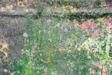 Çatlakları ve çizikleri olan metal bir duvarın dokusu arka plan olarak kullanılabilir.