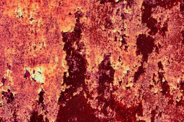 Çatlakları ve çizikleri olan metal bir duvarın dokusu arka plan olarak kullanılabilir.
