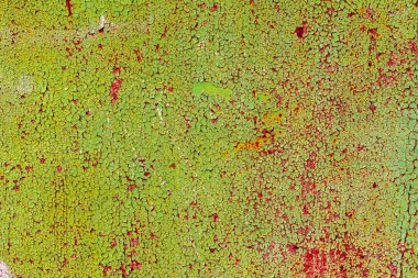 Çatlakları ve çizikleri olan metal bir duvarın dokusu arka plan olarak kullanılabilir.