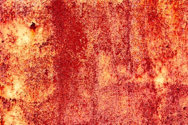 Çatlakları ve çizikleri olan metal bir duvarın dokusu arka plan olarak kullanılabilir.