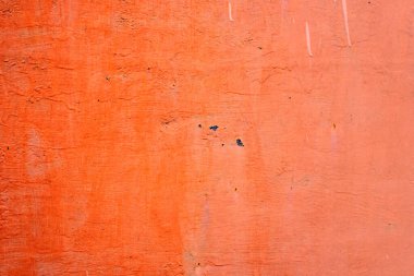 Çatlakları ve çizikleri olan metal bir duvarın dokusu arka plan olarak kullanılabilir.