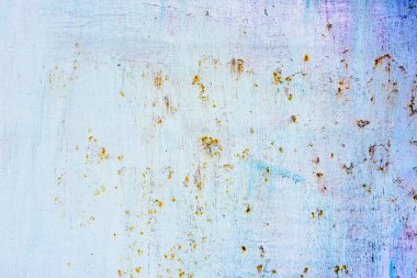 Çatlakları ve çizikleri olan metal bir duvarın dokusu arka plan olarak kullanılabilir.