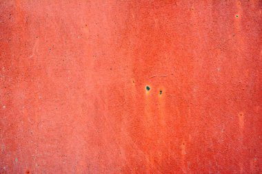 Çatlakları ve çizikleri olan metal bir duvarın dokusu arka plan olarak kullanılabilir.