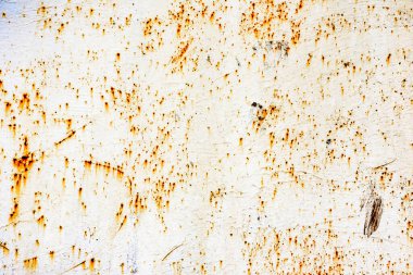 Çatlakları ve çizikleri olan metal bir duvarın dokusu arka plan olarak kullanılabilir.