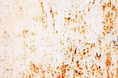 Çatlakları ve çizikleri olan metal bir duvarın dokusu arka plan olarak kullanılabilir.