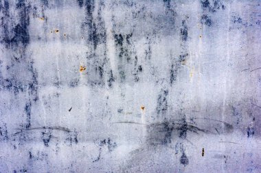 Çatlakları ve çizikleri olan metal bir duvarın dokusu arka plan olarak kullanılabilir.