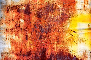 Çatlakları ve çizikleri olan metal bir duvarın dokusu arka plan olarak kullanılabilir.