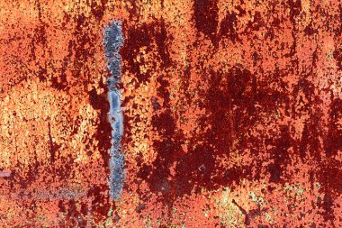 Çatlakları ve çizikleri olan metal bir duvarın dokusu arka plan olarak kullanılabilir.