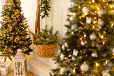 Altında hediyeler olan Noel ağacıyla süslenmiş güzel bir holdiay odası. Yeni yıl arkaplanı