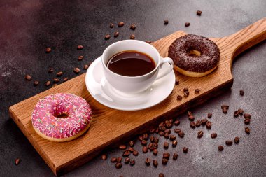 Noel masasının üzerinde ladin dalları ve oyuncaklarla bir fincan koyu kahve. Tatil için hazırlanıyor.