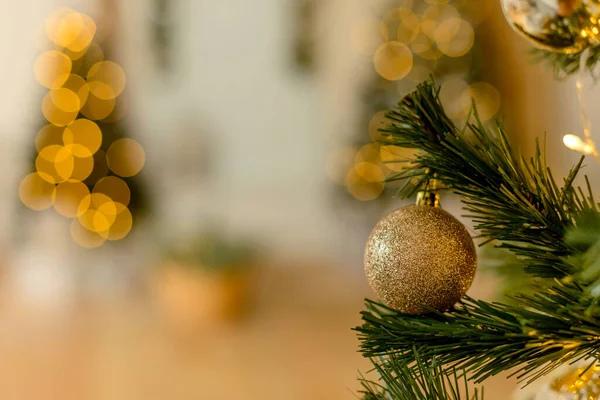 Altında Hediyeler Olan Noel Ağacıyla Süslenmiş Güzel Bir Holdiay Odası — Stok fotoğraf