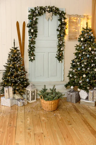 Altında hediyeler olan Noel ağacıyla süslenmiş güzel bir holdiay odası. Yeni yıl arkaplanı