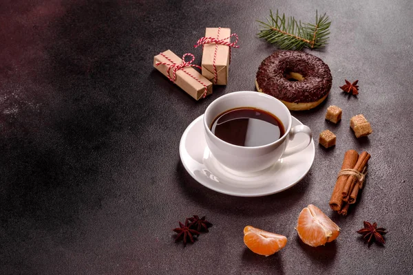 Eine Tasse Starken Kaffees Auf Dem Weihnachtstisch Mit Fichtenzweigen Und — Stockfoto