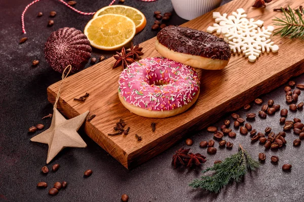 Eine Tasse Starken Kaffees Auf Dem Weihnachtstisch Mit Fichtenzweigen Und — Stockfoto