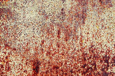 Çatlakları ve çizikleri olan metal bir duvarın dokusu arka plan olarak kullanılabilir.