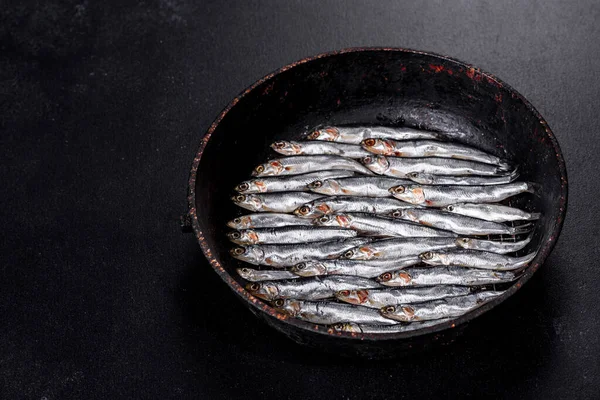 Mehrere Fische Salzen Sardellen Auf Einem Dunklen Betontisch Konzept Der — Stockfoto