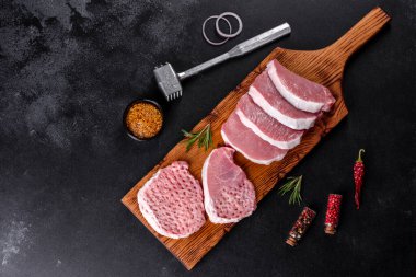 Birkaç parçaya ayrılmış taze, çiğ bir domuz eti parçası. Etler Kızarmaya Hazırlanıyor