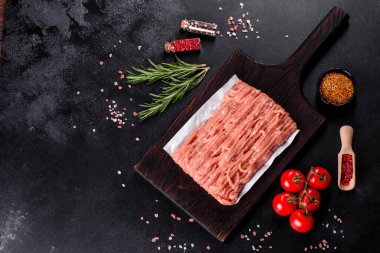 Koyu ahşap kesme tahtasında taze çiğ tavuk kıyması. Pirzola hazırlama