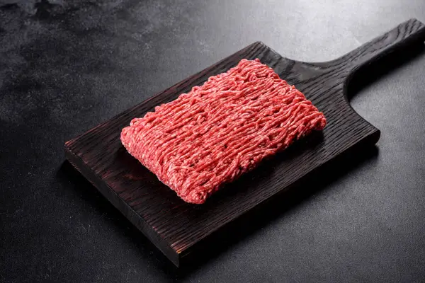 Carne Fresca Cruda Picada Sobre Fondo Oscuro Preparación Para Cocción —  Fotos de Stock
