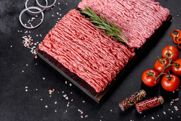 暗い背景に新鮮な生牛肉のミンチ カツの調理の準備 — ストック写真