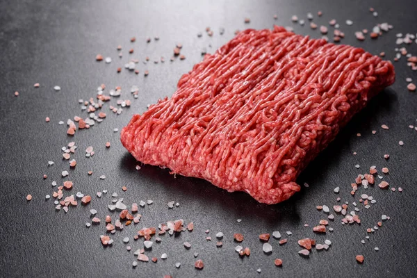 Carne Fresca Cruda Picada Sobre Fondo Oscuro Preparación Para Cocción —  Fotos de Stock