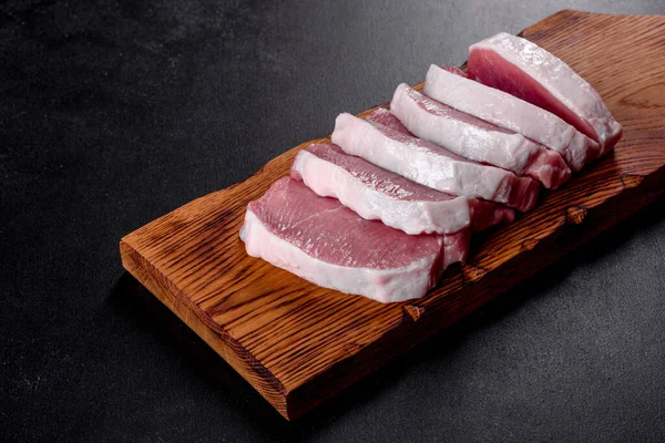 Een Vers Rauw Stuk Varkensvlees Escalop Gesneden Verschillende Delen Bereiden — Stockfoto