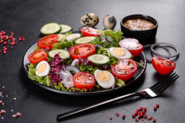 Koyu beton arka planda bir tabakta doğranmış sebze salatası.