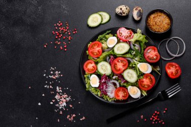 Koyu beton arka planda bir tabakta doğranmış sebze salatası.