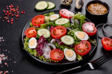 Koyu beton arka planda bir tabakta doğranmış sebze salatası.