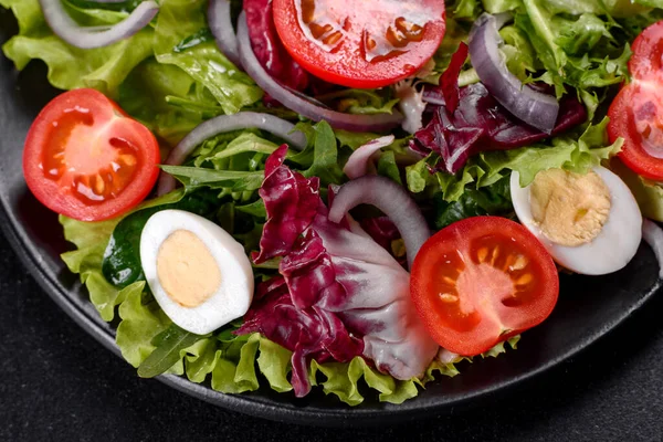 어두운 채소로 신선하고 맛있는 샐러드 — 스톡 사진