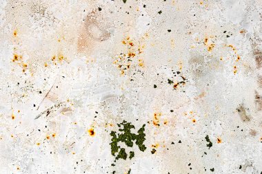 Çatlakları ve çizikleri olan metal bir duvarın dokusu arka plan olarak kullanılabilir.