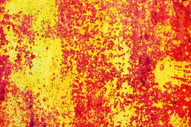 Çatlakları ve çizikleri olan metal bir duvarın dokusu arka plan olarak kullanılabilir.