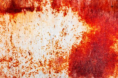 Çatlakları ve çizikleri olan metal bir duvarın dokusu arka plan olarak kullanılabilir.