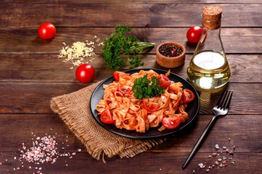 Esmer arka planda baharat ve otlarla domates soslu lezzetli taze macun. Akdeniz mutfağı